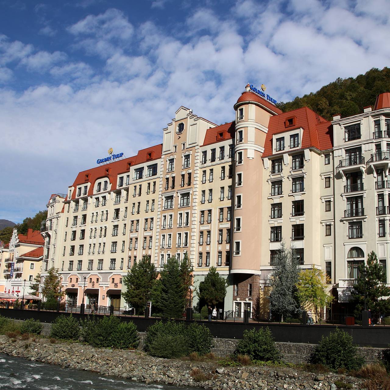 Россиянам разрешили заселяться в отели по загранпаспорту