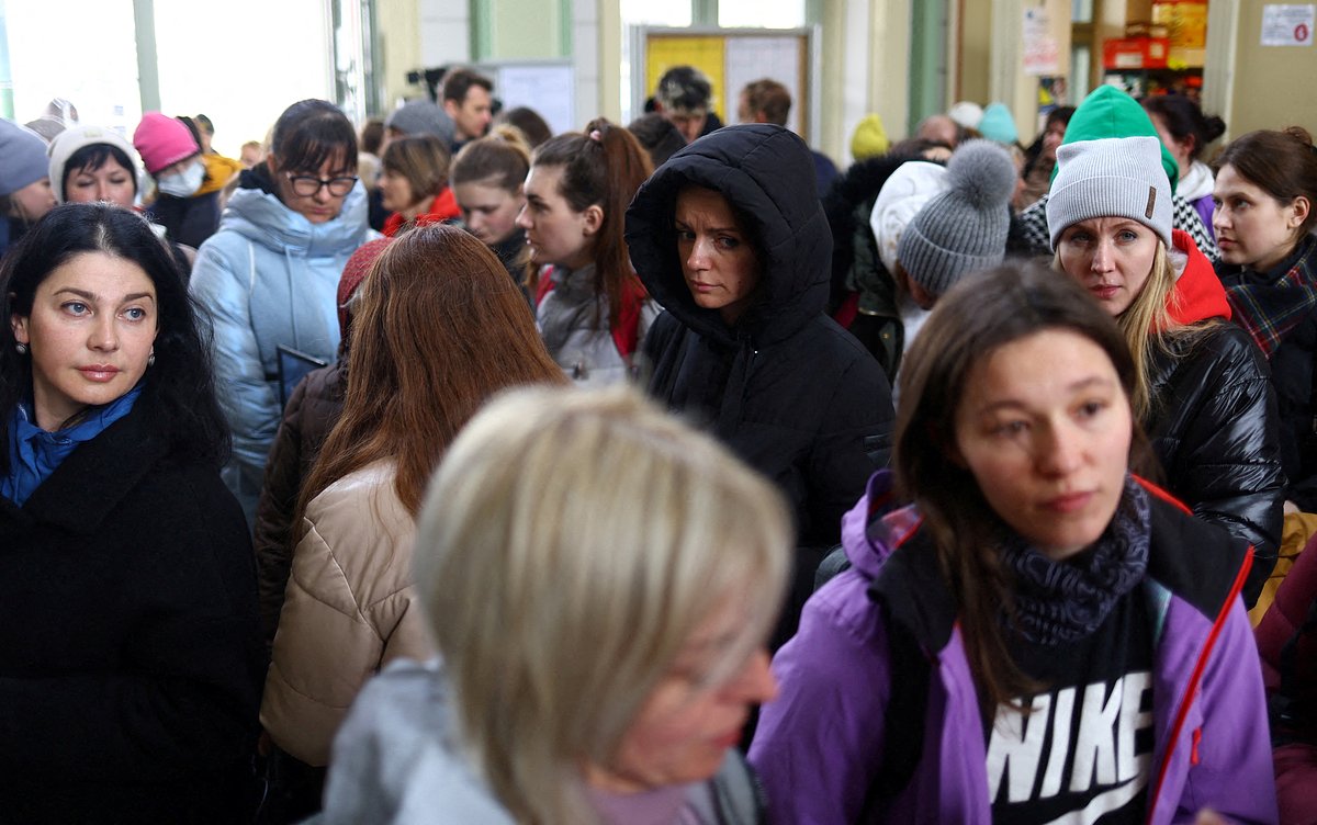 Украинские беженцы на вокзале Пшемысля, Польша, 3 апреля 2022 года