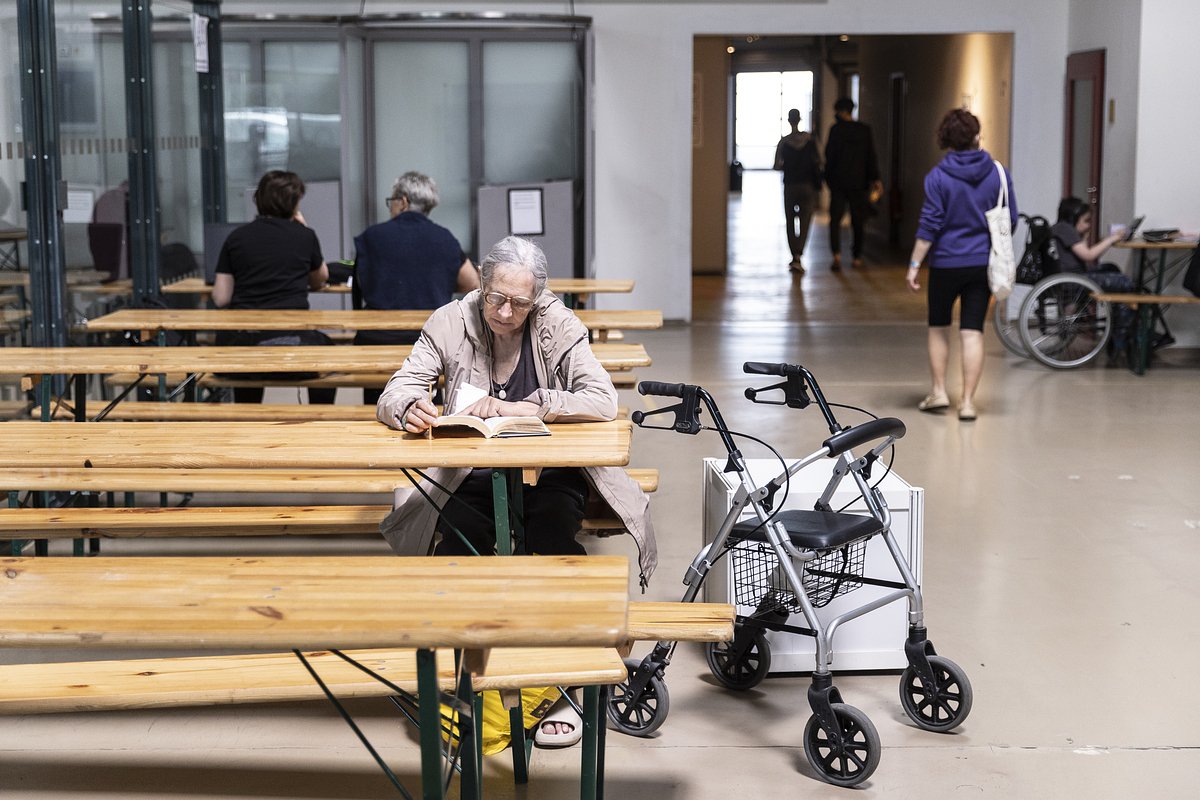 Украинская беженка в столовой временного приюта и центра приема в бывшем аэропорту Тегель, Берлин, Германия, 19 мая 2023 года