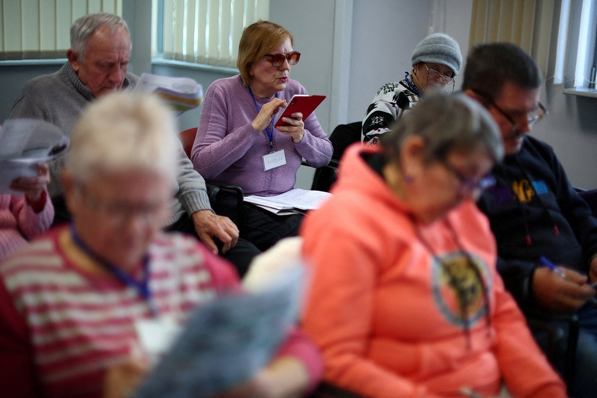 Украинские беженцы на уроке польского языка в центре LIFE при Пятидесятнической церкви в Варшаве, Польша, 9 февраля 2023 года