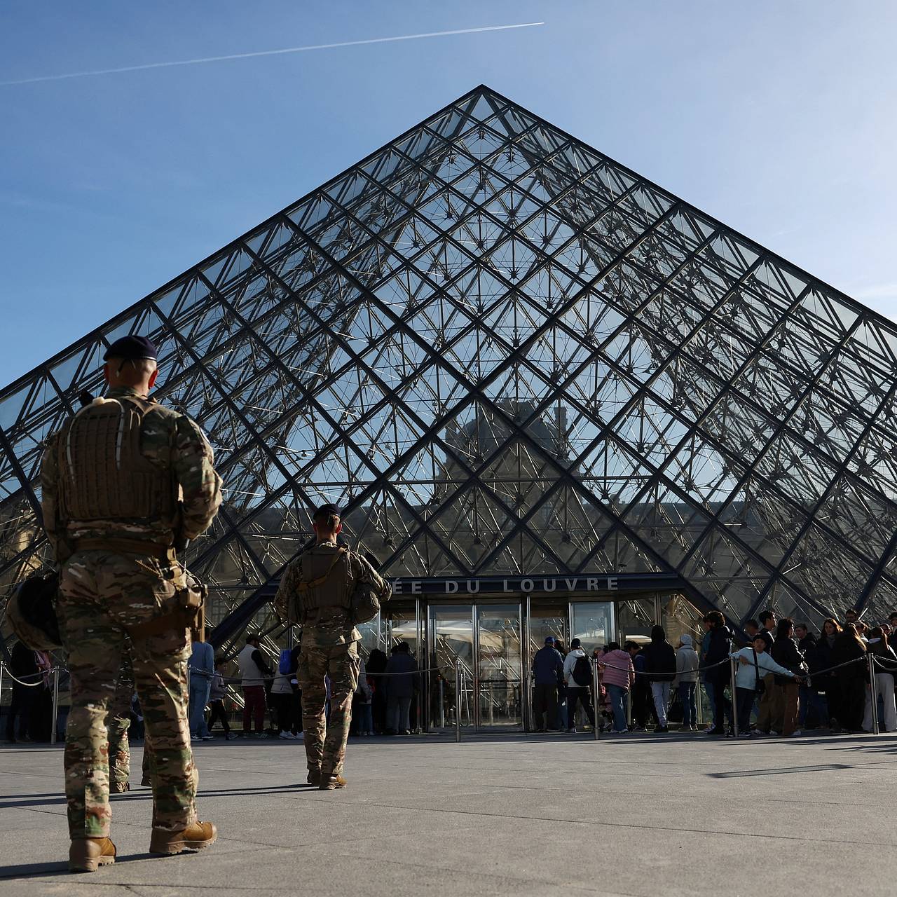 Раскрыта личность таинственного &laquo;детектива&raquo; с фото у Лувра