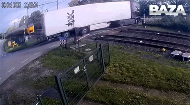 Скоростной  поезд протаранил фуру и попал на видео