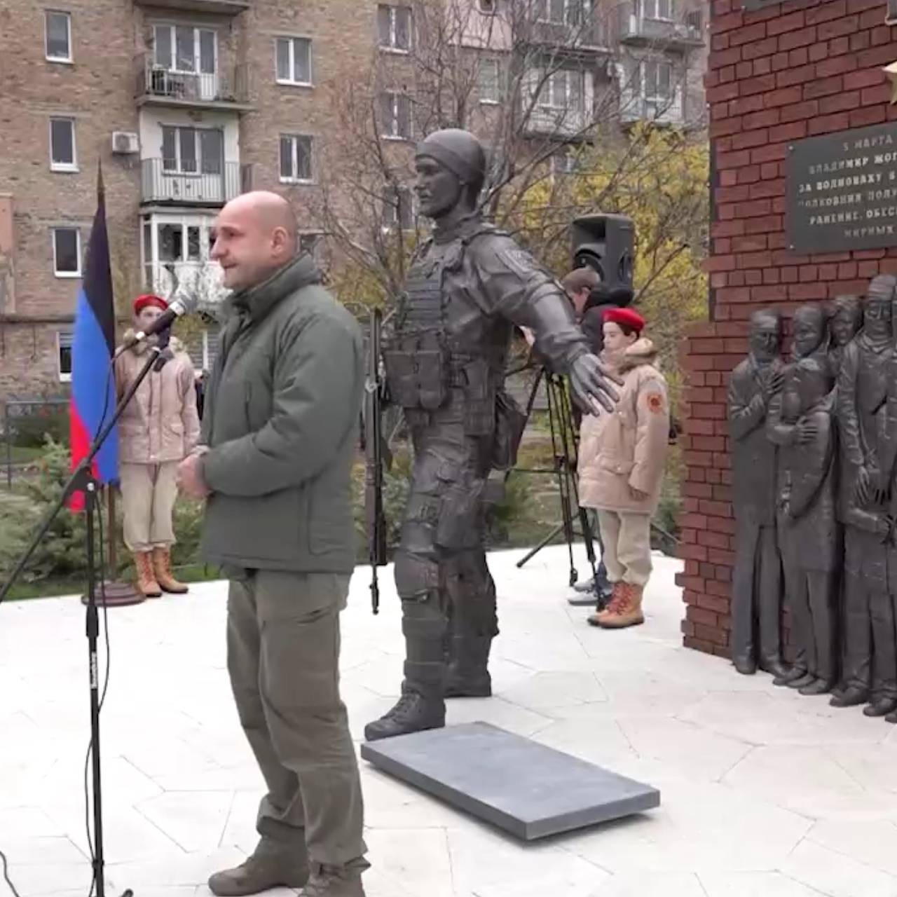В Волновахе открыли памятник Герою России и ДНР Владимиру Жоге