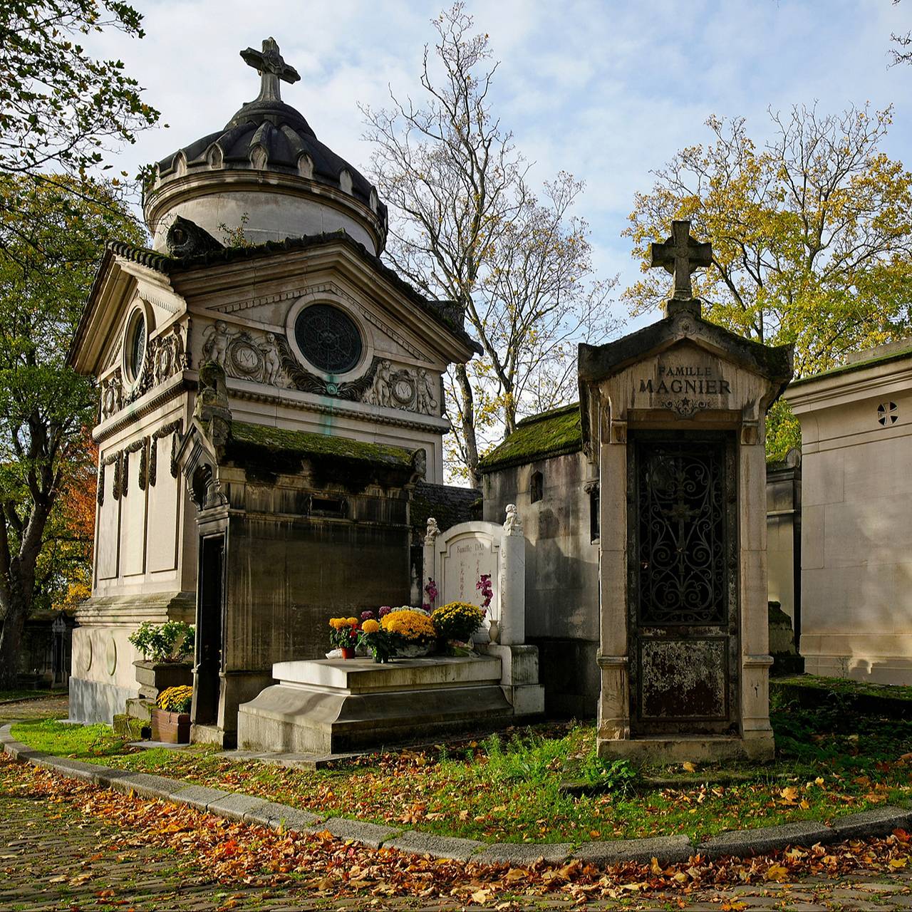 Парижанам предложили стать владельцами старинных надгробий