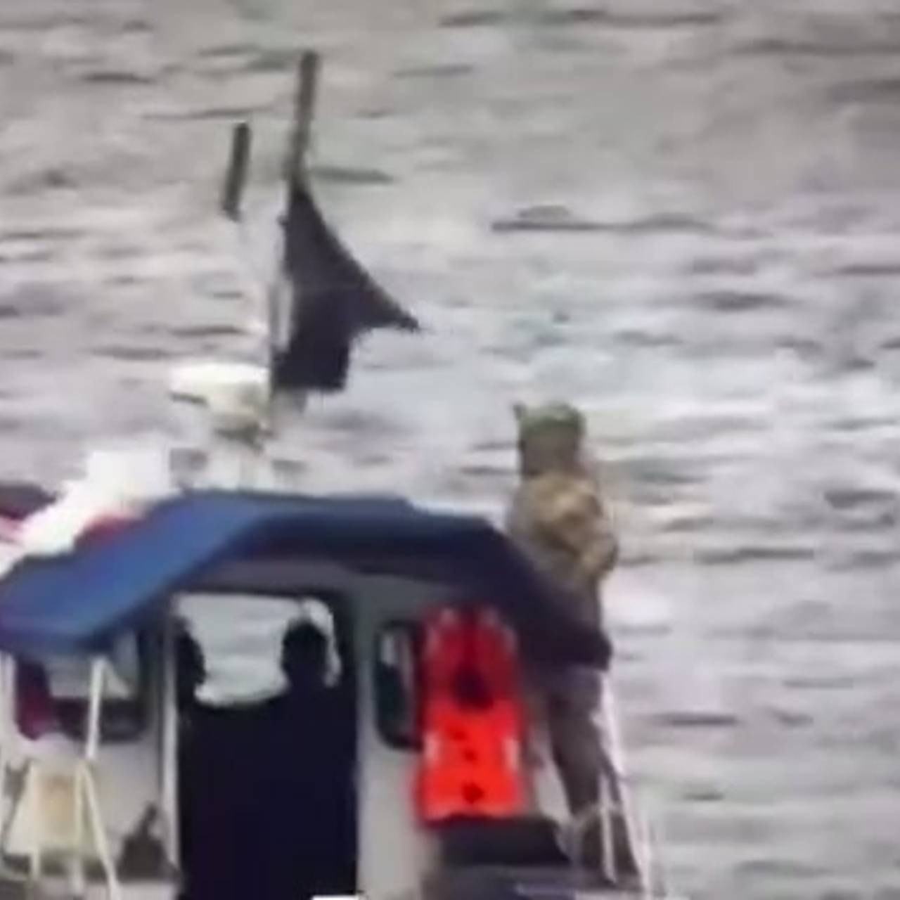 Появившийся у границ Эстонии российский катер под флагом ЧВК &laquo;Вагнер&raquo; сняли на видео