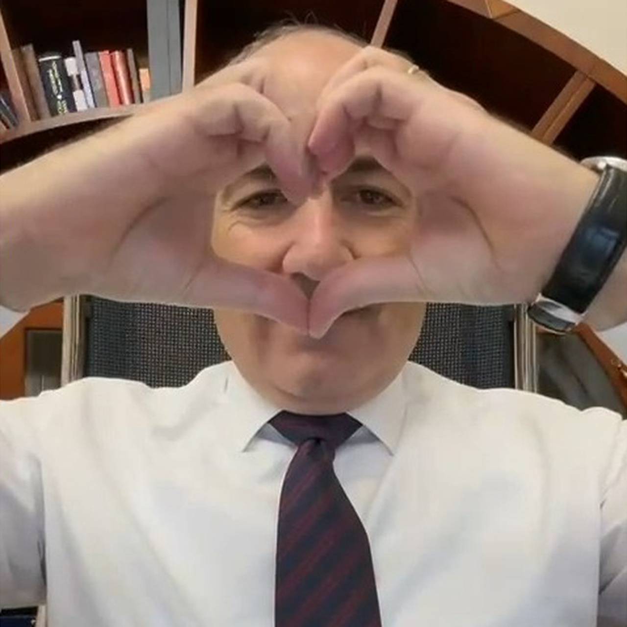 Пашинян включил песню Макана о любви и показал сердечко