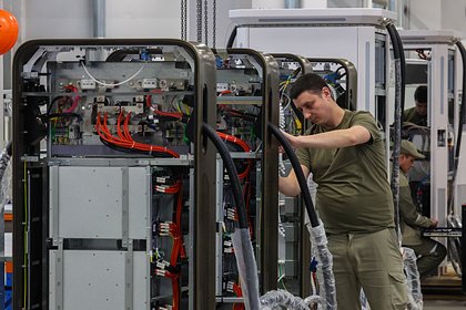 В Госдуме предложили отправлять собирающуюся в фудкортах молодежь на заводы