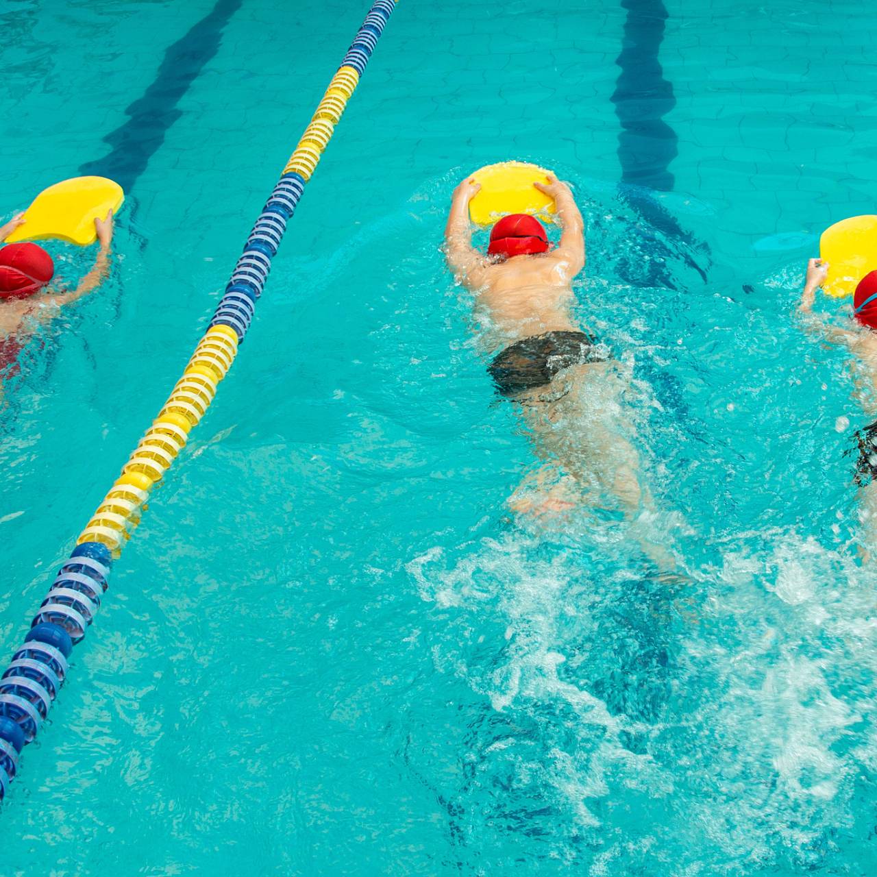 Назван способ научить ребенка плавать за 45 минут