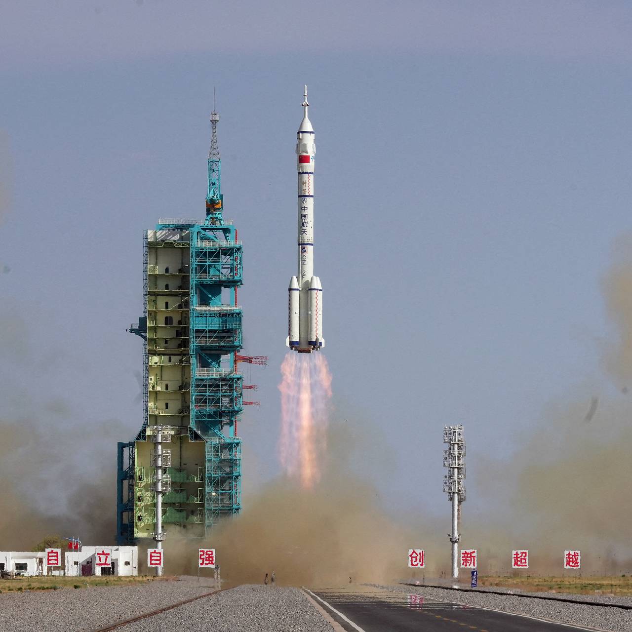 Пилотируемый корабль Shenzhou-20 столкнулся с космическим мусором