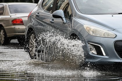 Автолюбителям напомнили о штрафах за обрызгивание из луж