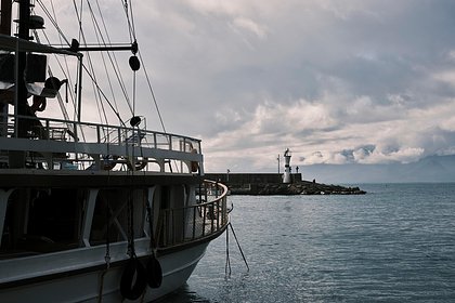 Первый за 14 лет паром из Турции с десятками пассажиров застрял у берегов Сочи. Российская сторона не пускает его в порт