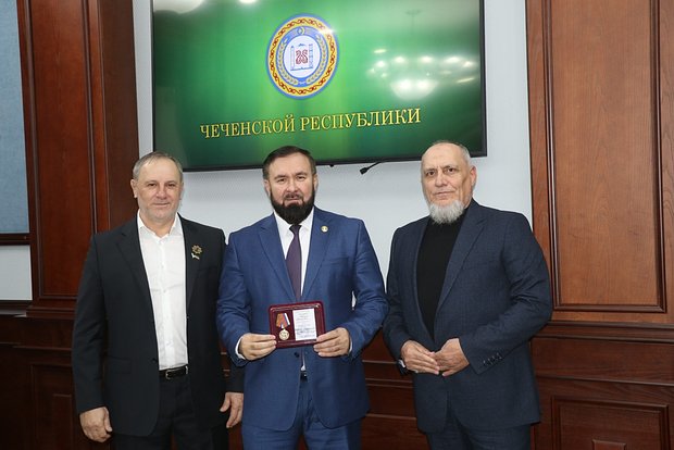 Мансур Солтаев (в центре)