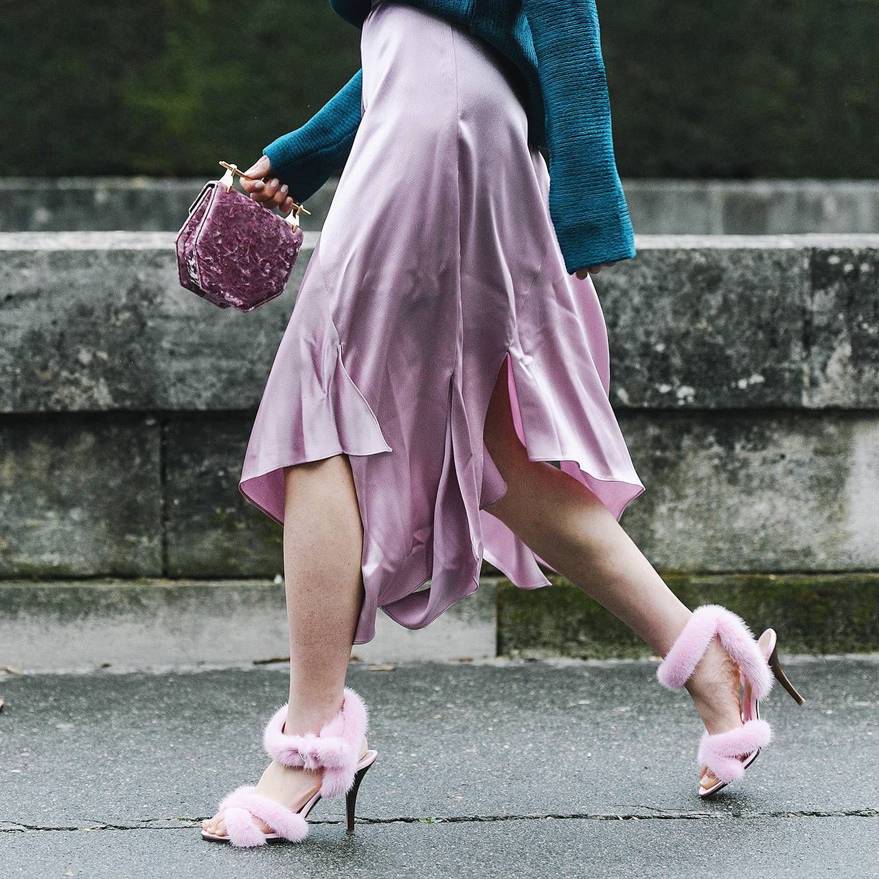 Стилист раскрыла способы носить самую трендовую вещь осени