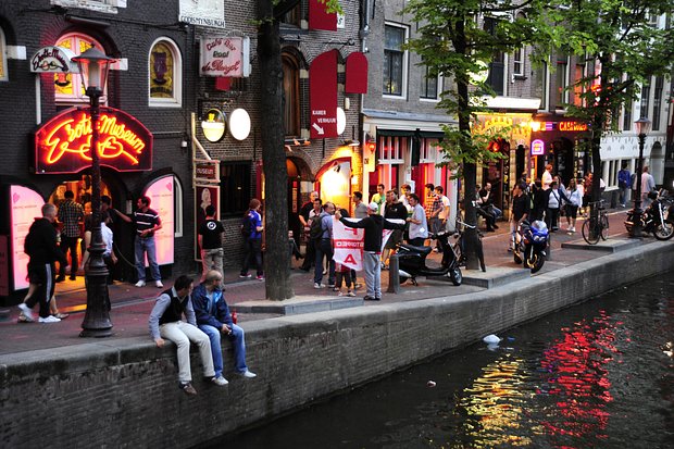 Амстердам решил избавиться от имиджа города грехов. И для этого собирается строить «мегабордель»