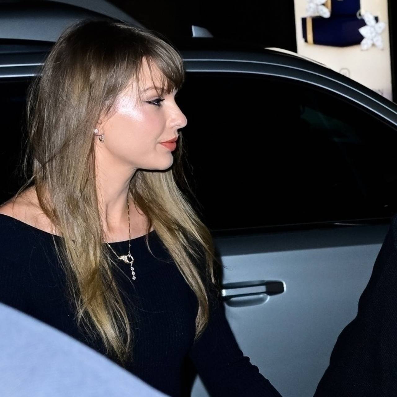 Тейлор Свифт вышла в свет в бриллиантовых украшениях за сотни тысяч рублей