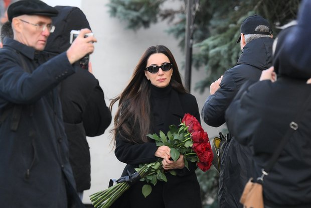 Певица Зара на церемонии прощания с телеведущим Юрием Николаевым