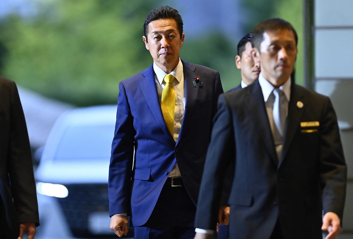 Хитоси Кикавада (в центре)