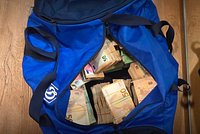 Близкий друг Зеленского покинул Украину перед обысками. Его называют «кошельком» президента и смотрящим за энергетикой страны 