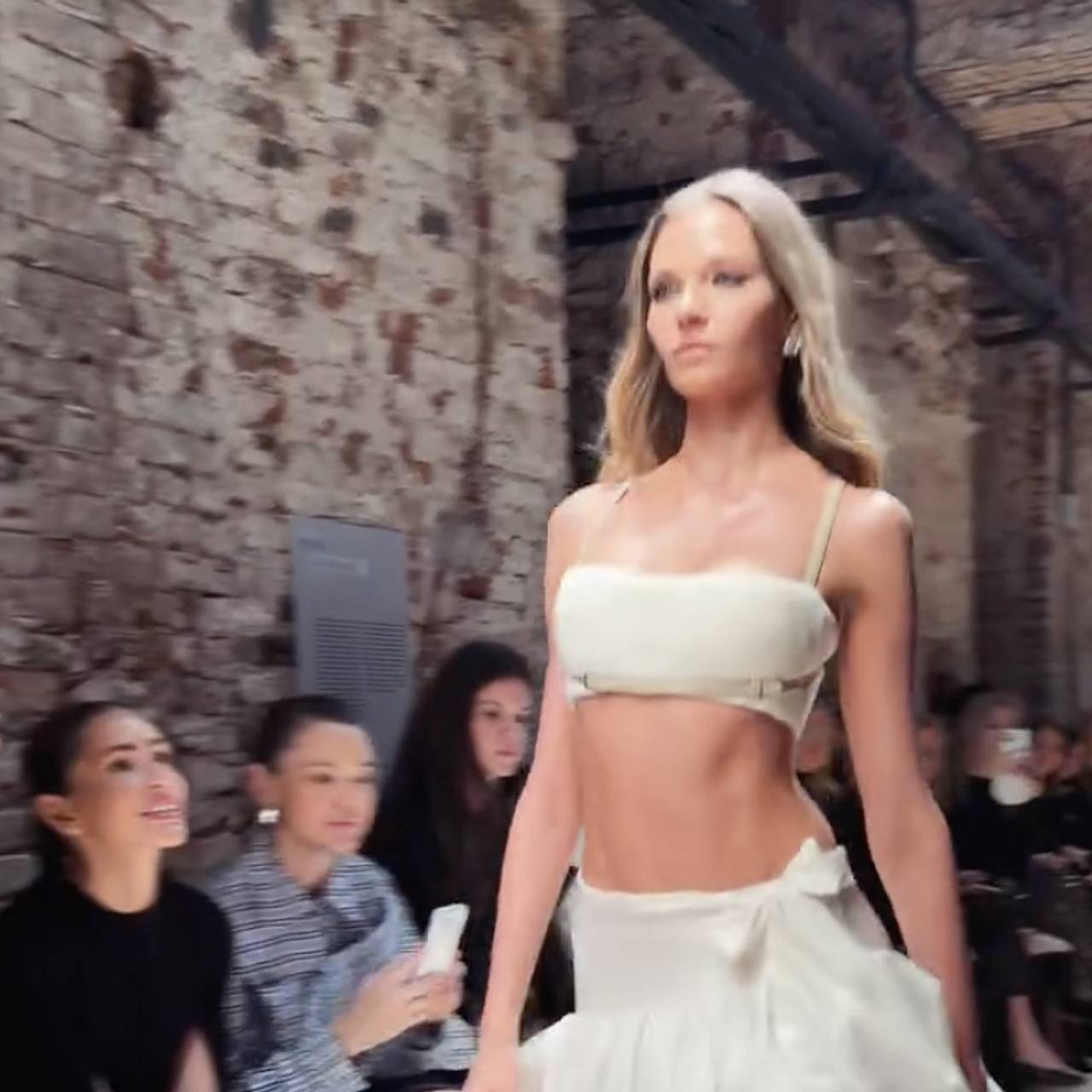 Алеся Кафельникова в откровенном виде вышла на подиум