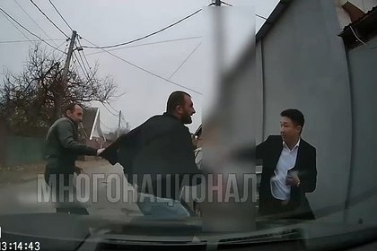 В России кореец нокаутировал одного из напавших на него кавказцев и попал на видео