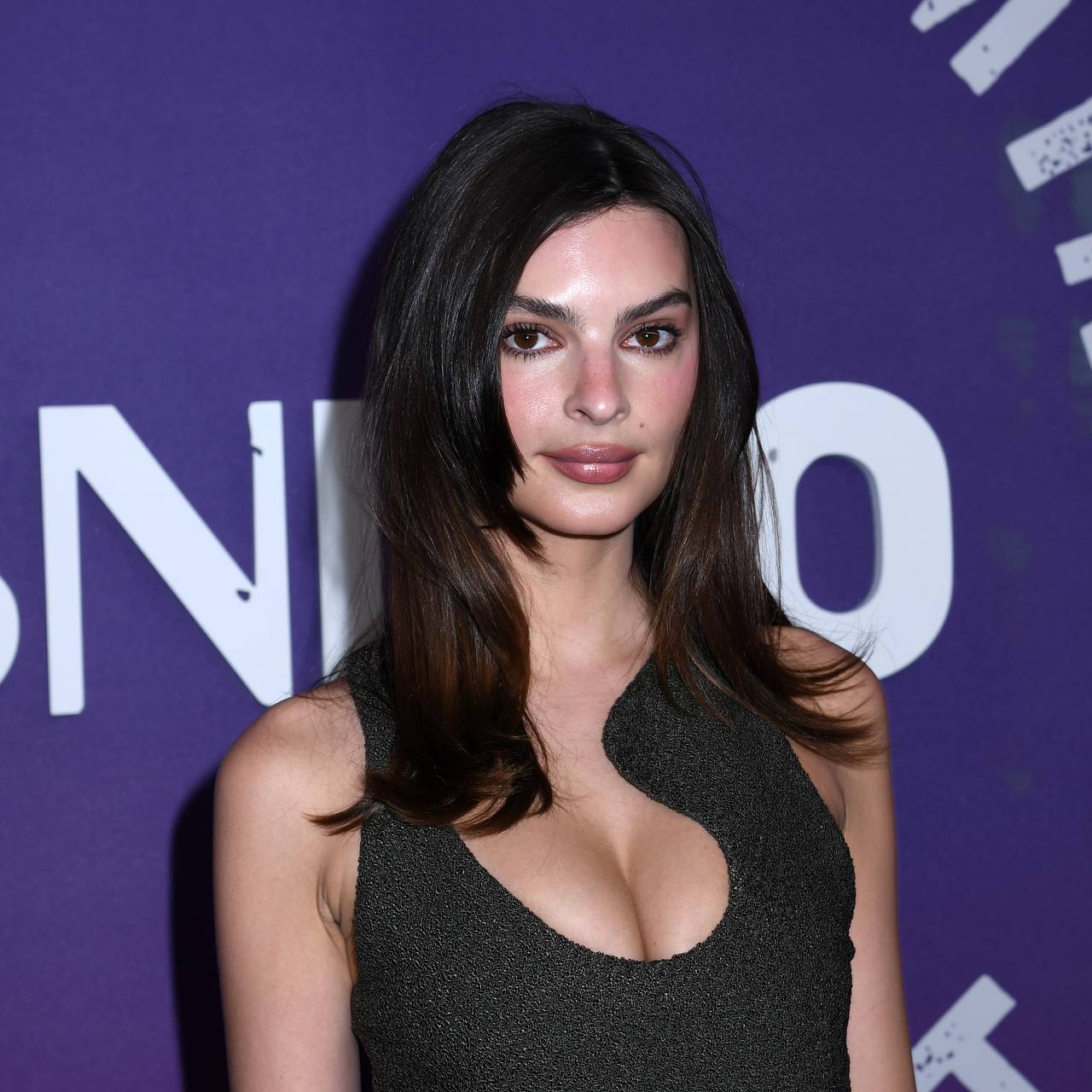 Эмили Ратаковски без штанов снялась на снегоходе