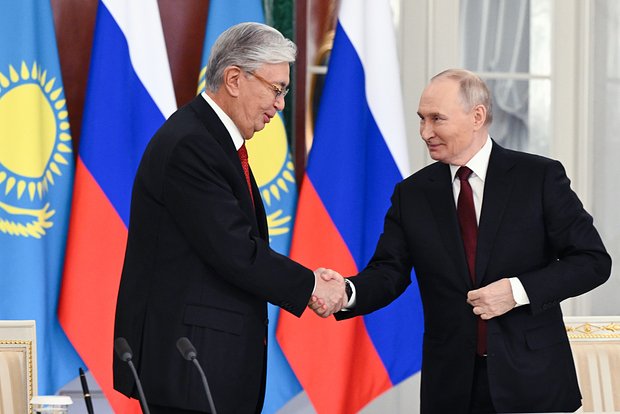 Владимир Путин и Касым-Жомарт Токаев (справа налево)