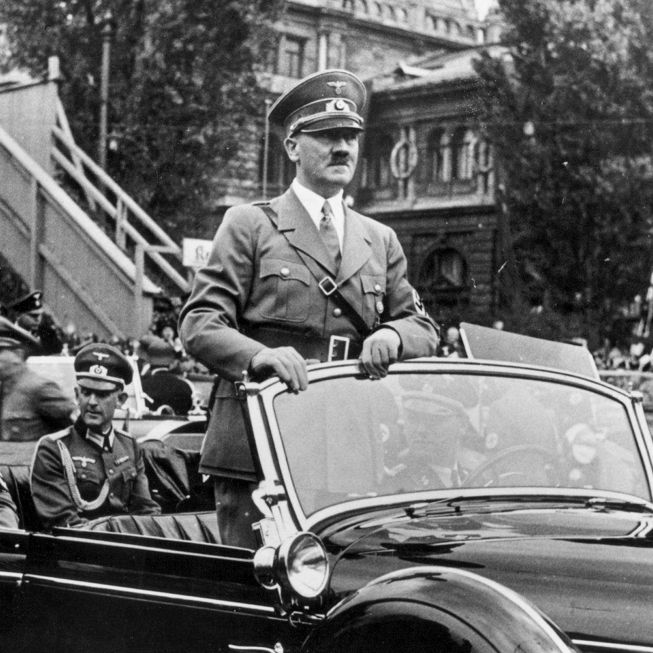 Любовь Гитлера к нацизму объяснили его микропенисом