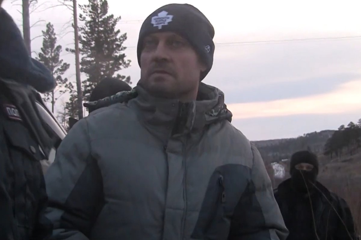 Один из банды Ключевских на следственном эксперименте