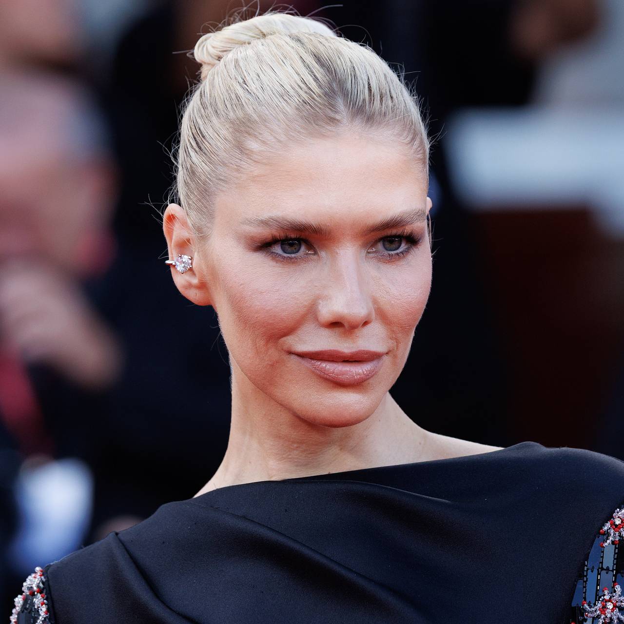 Бывшая избранница российского миллиардера снялась на четвереньках в боди