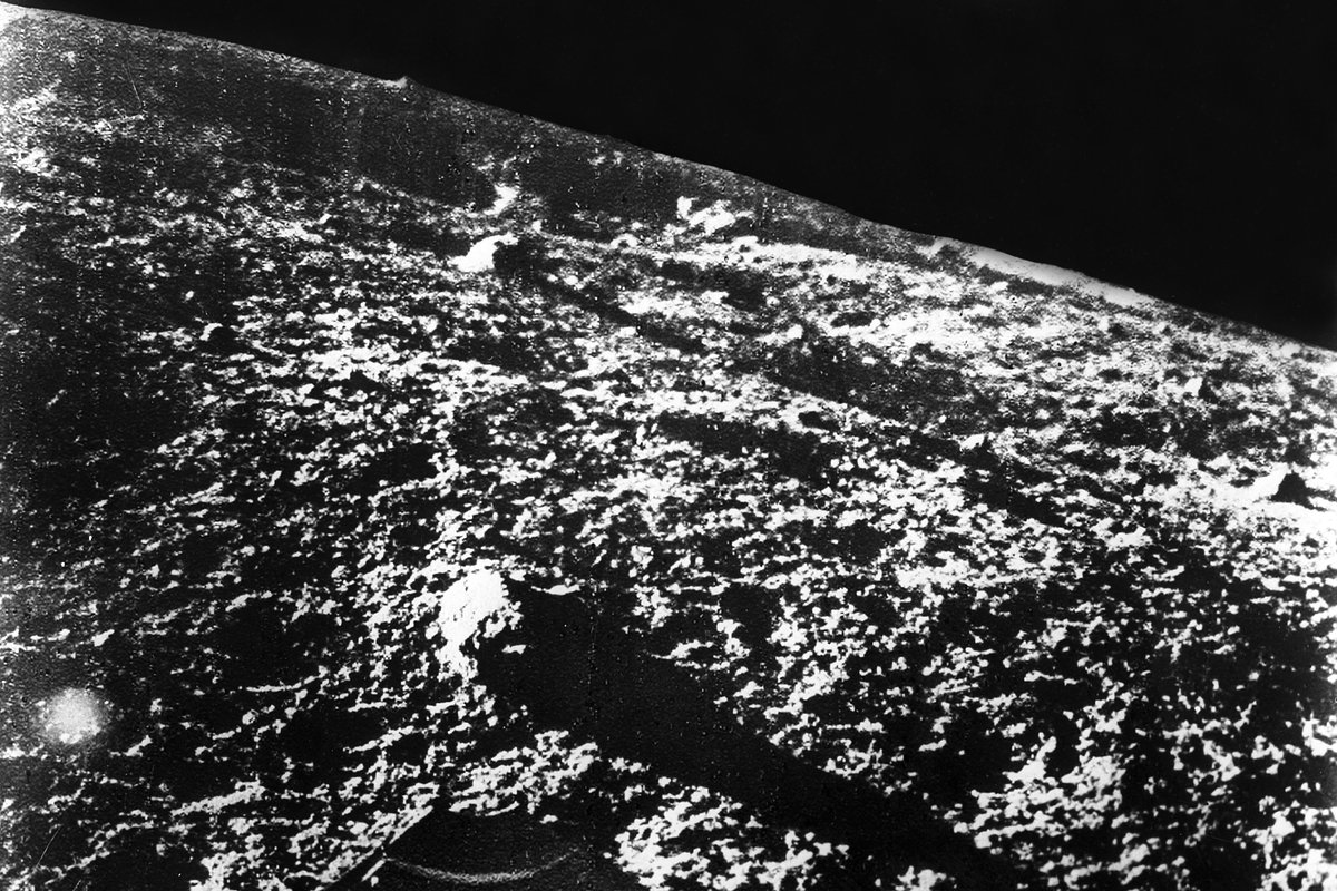 Снимок, сделанный с советской автоматической межпланетной станции для изучения Луны и космического пространства «Луна-9»