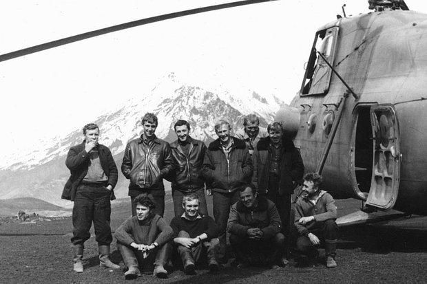 Район испытательной площадки лунохода около вулкана Толбачик. Начальник экспедиции Генрих Штейнберг стоит третий слева. Август, 1970 год