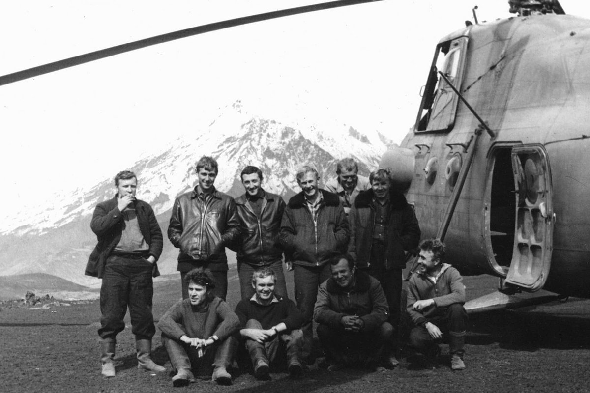 Район испытательной площадки лунохода около вулкана Толбачик. Начальник экспедиции Генрих Штейнберг стоит третий слева. Август, 1970 год