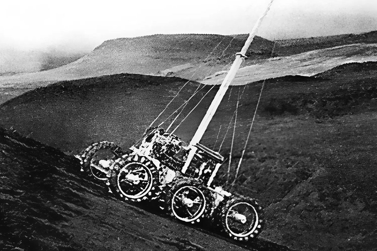 Шестиколесное шасси с грузом на мачте во время испытаний на камчатском полигоне