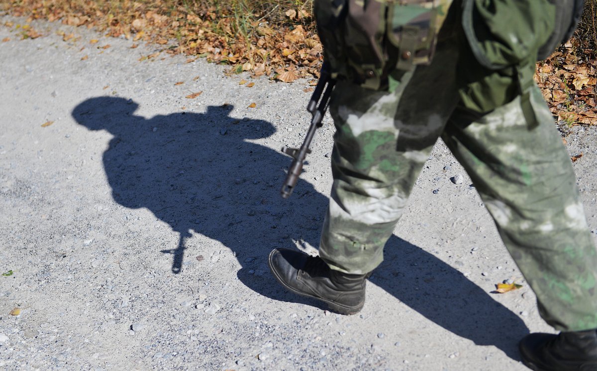 Военнослужащий одного из подразделений морской пехоты обеспечивает защиту Запорожской АЭС от диверсионно-разведывательных групп ВСУ