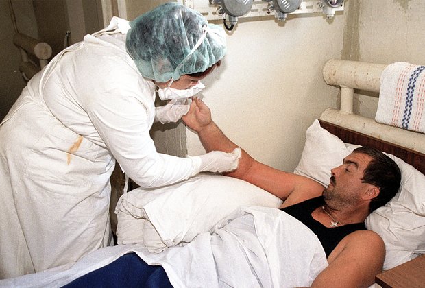 Медсестра проводит процедуры больному сибирской язвой, 1999 год