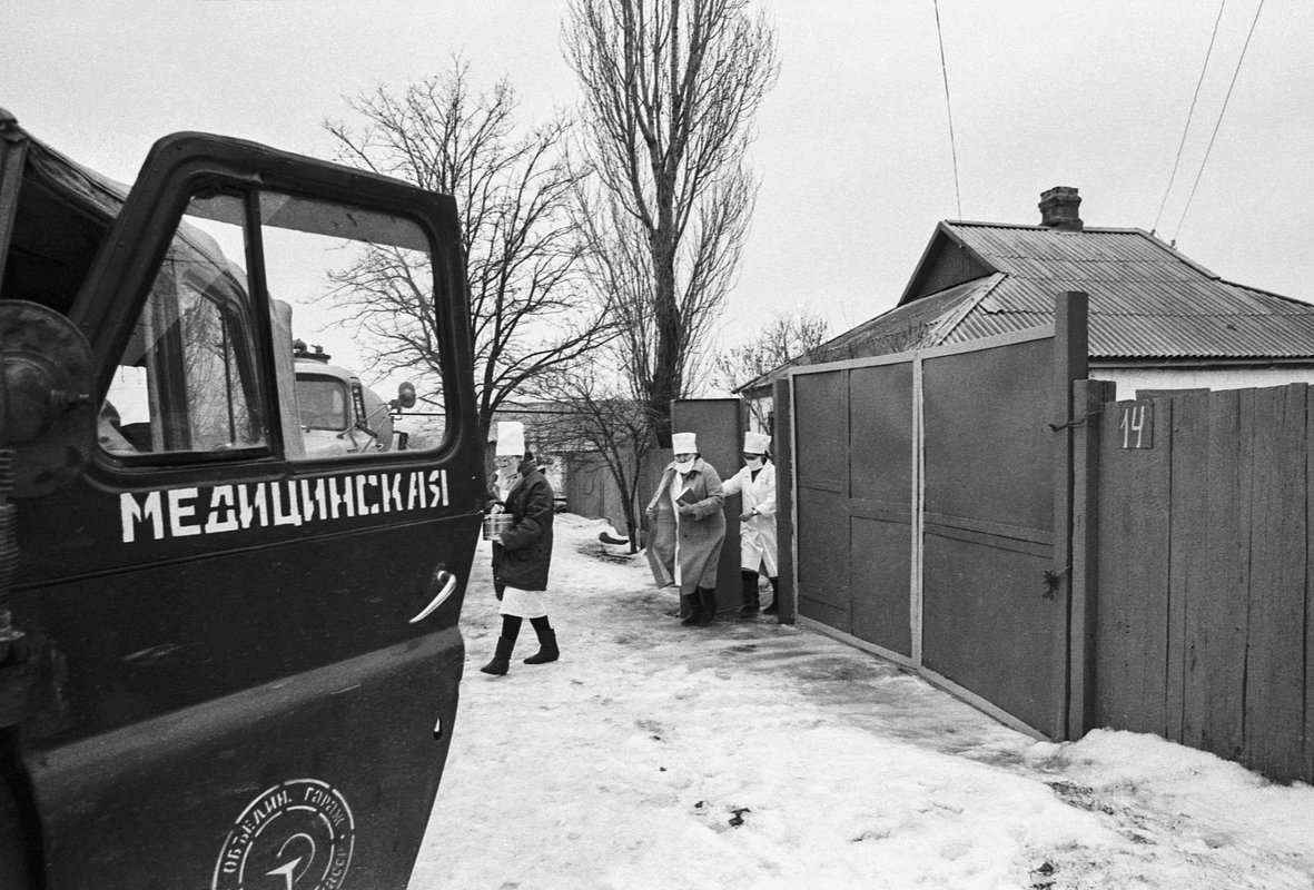 Медики на выезде к гражданам, чьи дети могли иметь контакт с ВИЧ-инфицированными в больнице Элисты, 1989 год