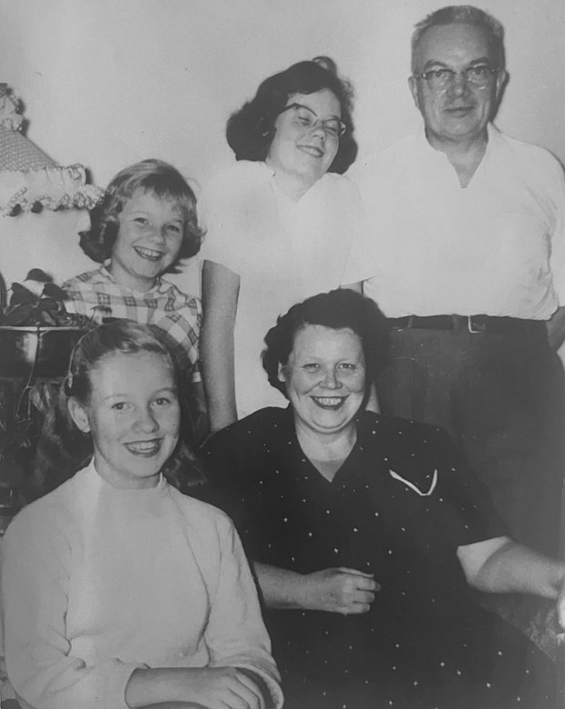 Кеннет и Барбара Мартин с дочерьми
