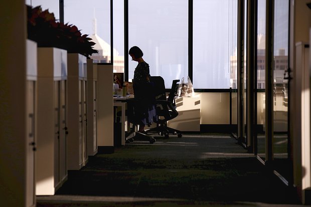 Работники по всему миру лишились должностей из-за ИИ. Почему их позвали обратно?