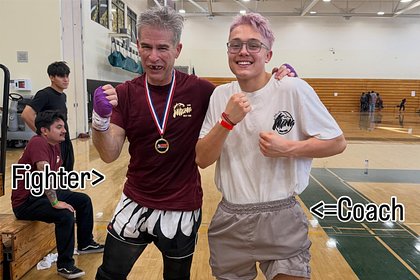 17-летний сын Анджелины Джоли пришел на тренировку по боксу с розовыми волосами