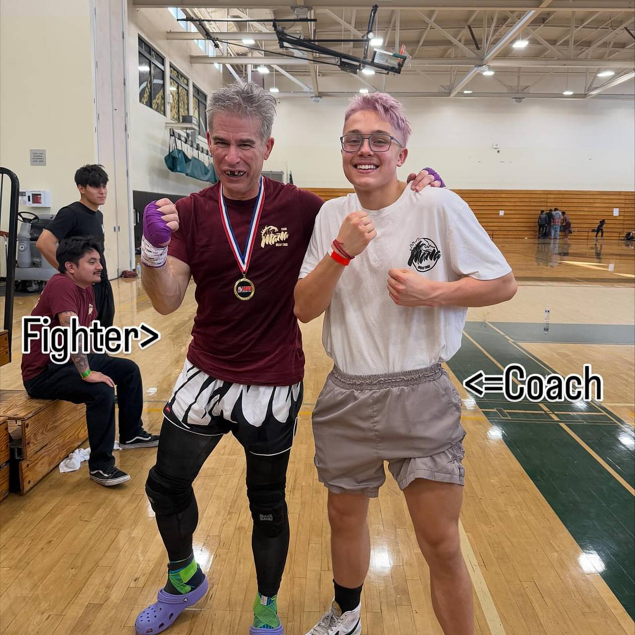 17-летний сын Анджелины Джоли пришел на тренировку по боксу с розовыми волосами