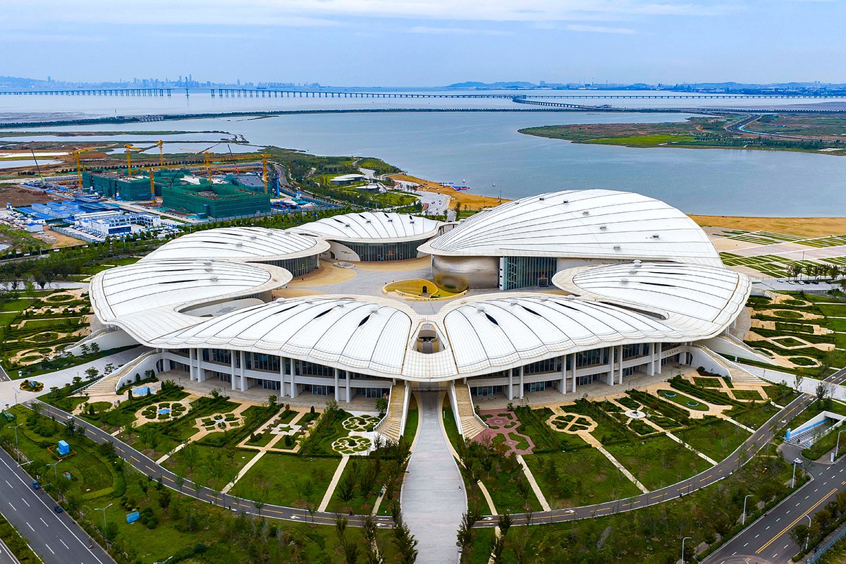 Международный центр ШОС — сооружение в форме гигантской жемчужины, построенное к саммиту ШОС в 2018 году