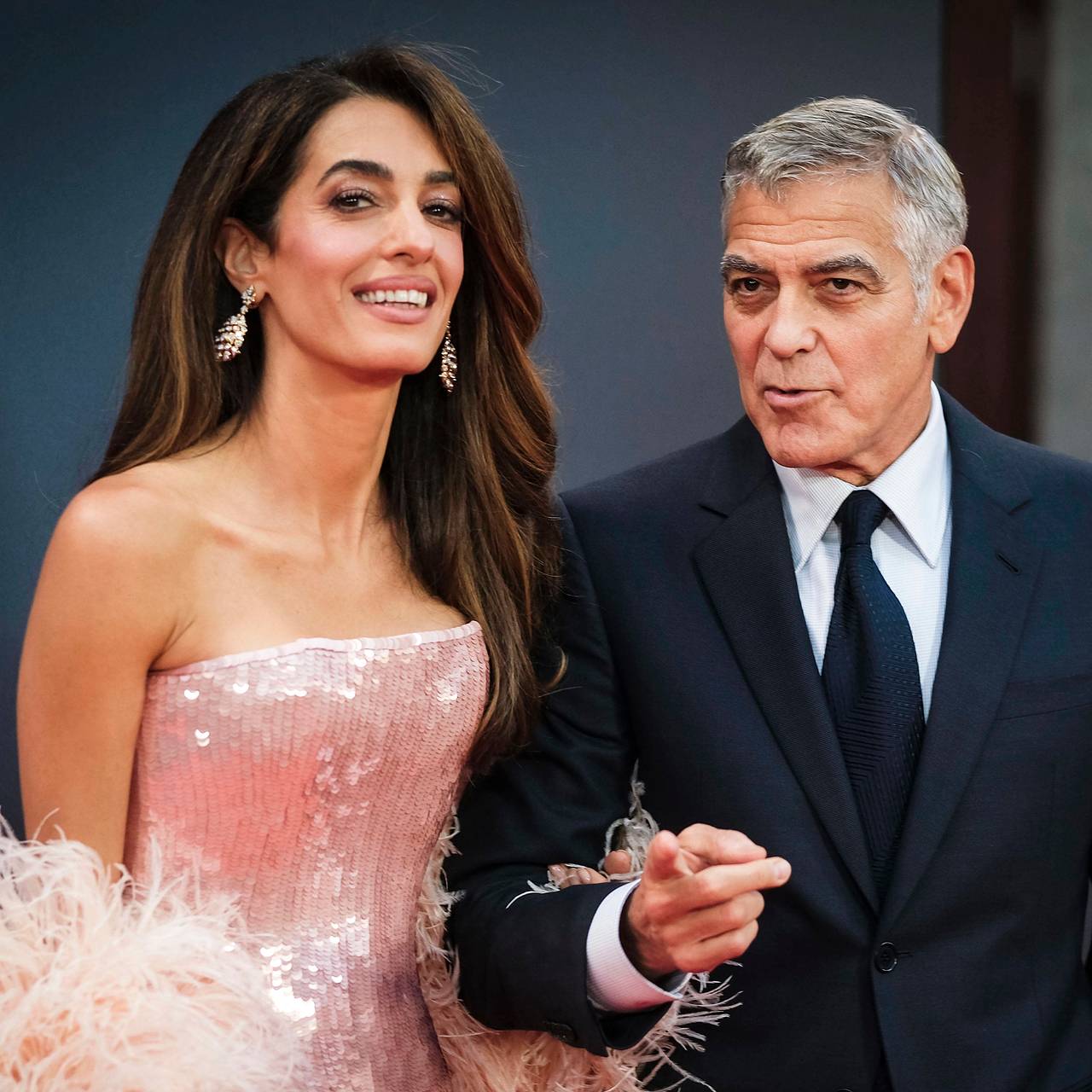 Vogue обвинили в фотошопе лица Амаль Клуни