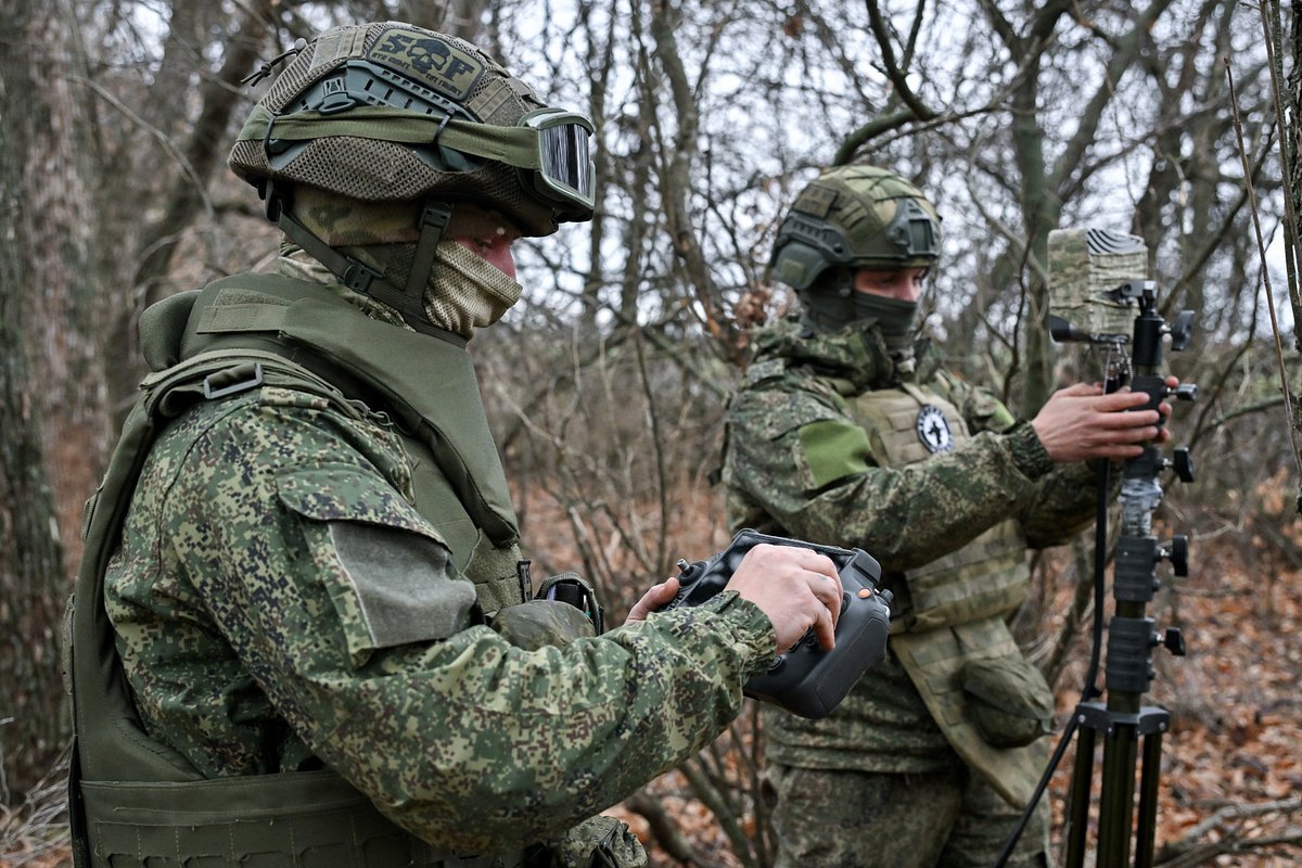 Военнослужащие расчета БПЛА Вооруженных сил России отрабатывают боевое развертывание, Запорожское направление специальной военной операции, Россия