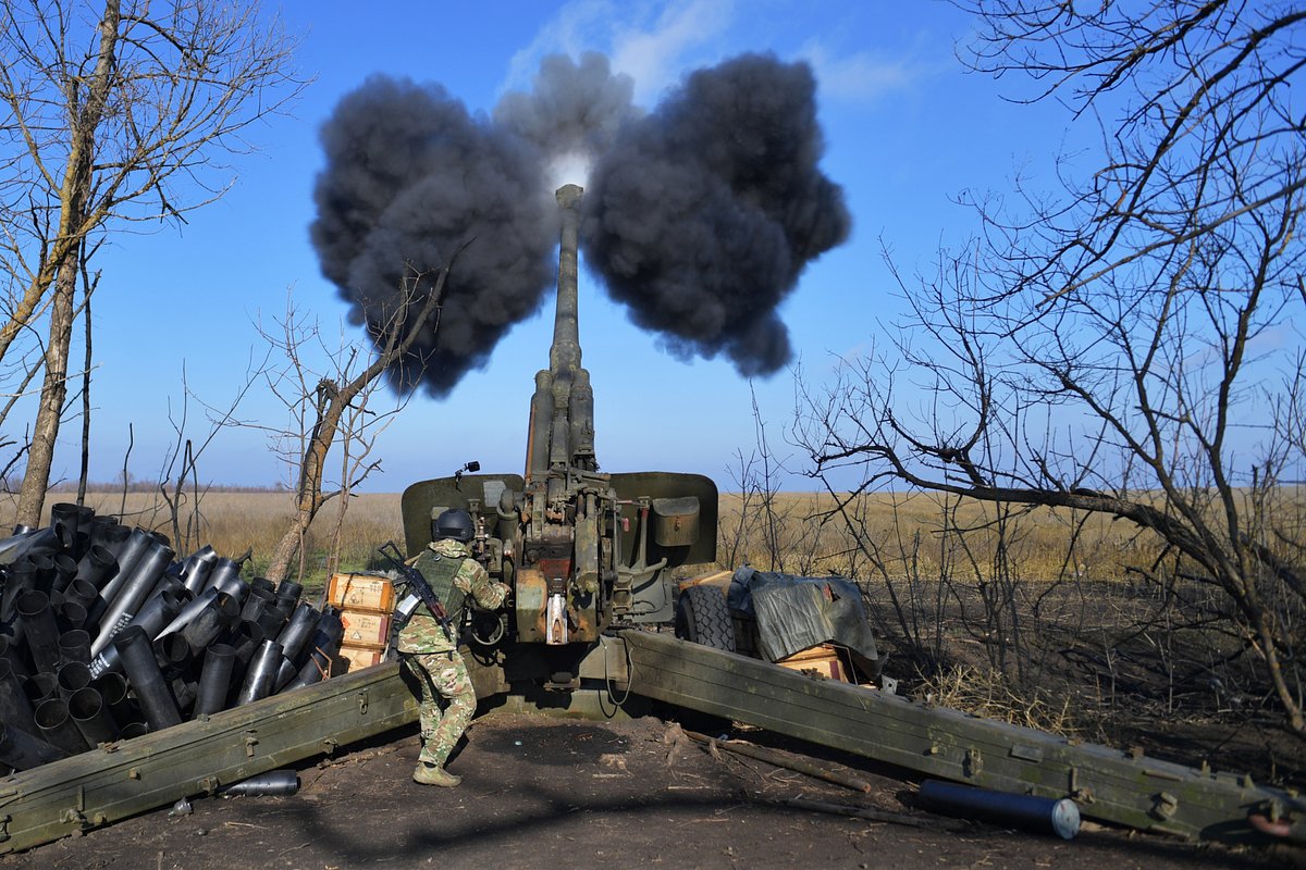 Артиллерист Вооруженных сил России ведет огонь из 152-милиметровой гаубицы «Мста-Б» на Запорожском направлении специальной военной операции, Россия