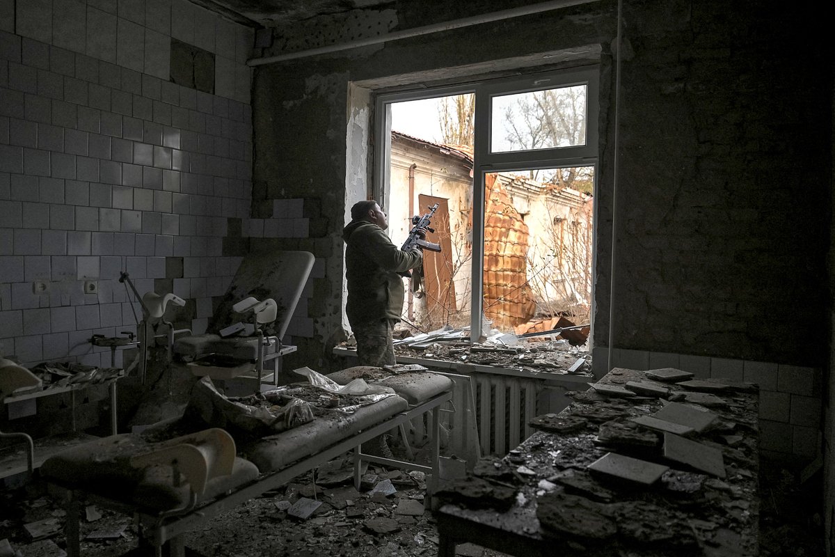 Украинский военнослужащий наблюдает за российскими беспилотниками из разрушенной больницы, Орехов, Запорожская область, Россия. 13 ноября 2025 года