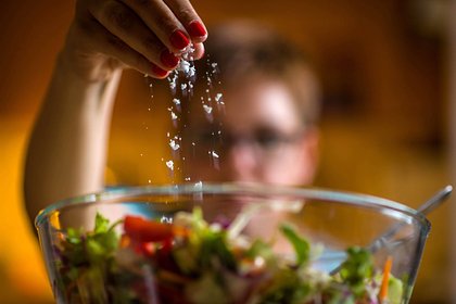 Врач рассказал о вызывающих желание есть соленую пищу болезнях