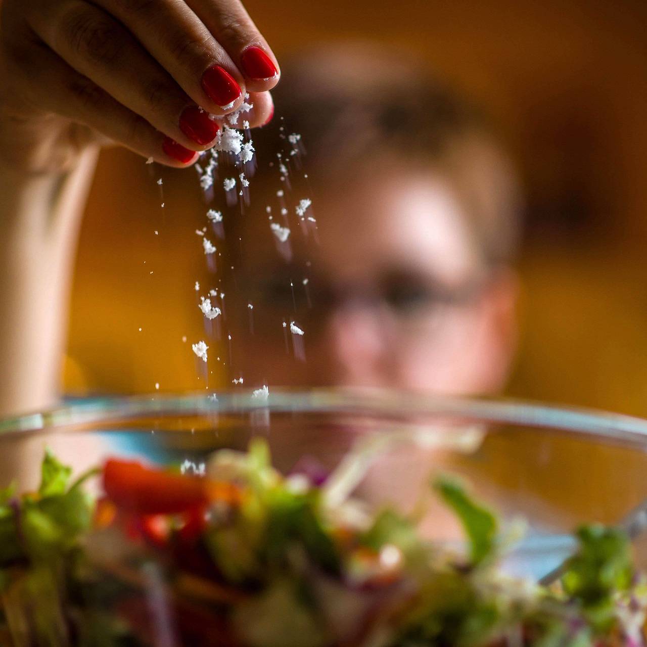 Врач рассказал о вызывающих желание есть соленую пищу болезнях