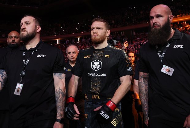 Джек Делла Маддалена (в центре)