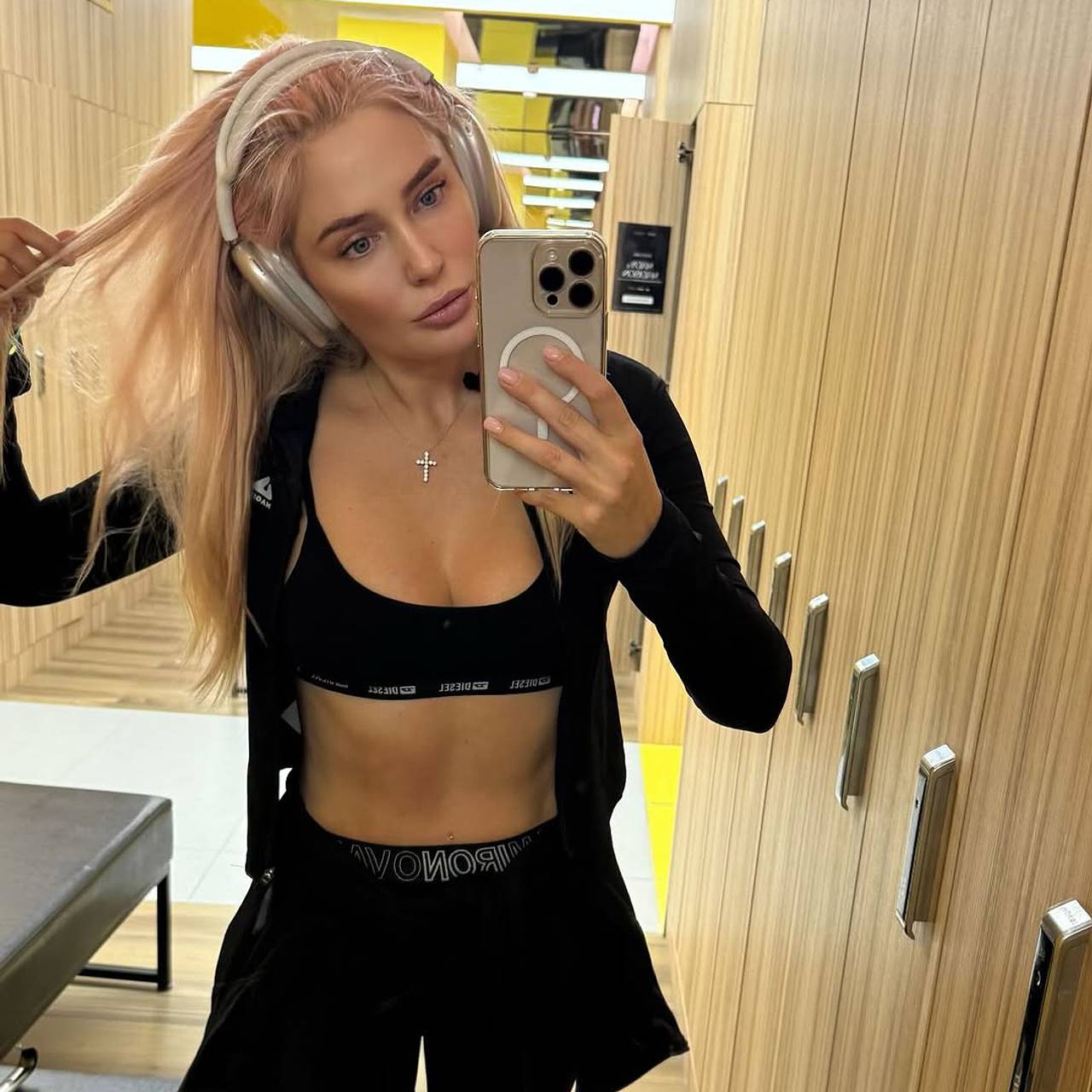 42-летняя звезда «Универа» опубликовала фото в крошечном бюстгальтере