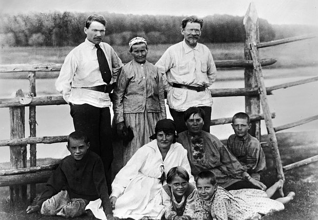 Михаил Калинин с семьей на родине в деревне Верхняя Троица Корчевского уезда Тверской губернии